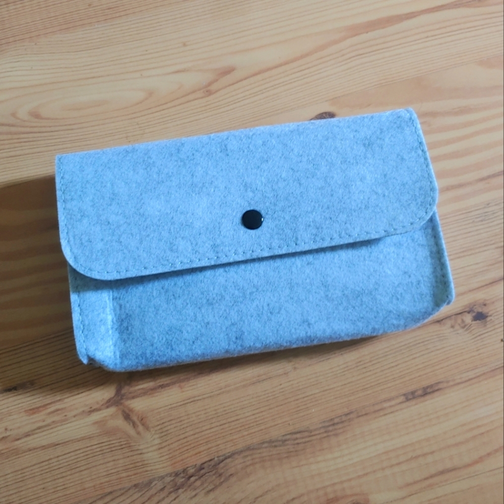 🦋3/$20🦋 NWOT Grey Felt Makeup/Travel Clutch Bag